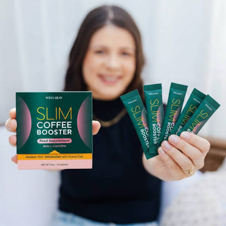 Frau hält die Wellaray Slim Coffee Booster Packung und mehrere Sticks in der Hand